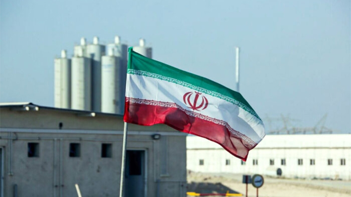 Una bandera iraní se ve en la planta de energía nuclear Bushehr de Irán durante una ceremonia oficial para poner en marcha el trabajo en un segundo reactor en la instalación, el 10 de noviembre de 2019. (Atta Kenare/AFP vía Getty Images)

