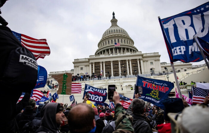 Simpatizantes pro-Trump en el Capitolio de Estados Unidos tras un mitin con el presidente Donald Trump en Washington el 6 de enero de 2021. (Samuel Corum/Getty Images)
