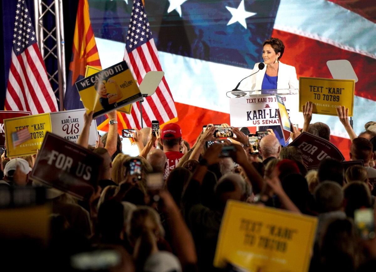 La republicana de Arizona Kari Lake habla ante una gran multitud de simpatizantes en Scottsdale, Arizona, el 10 de octubre de 2023. (Allan Stein/The Epoch Times)