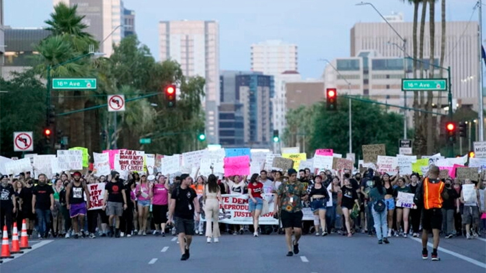 Miles de manifestantes marchan alrededor del Capitolio de Arizona tras la decisión de la Corte Suprema de anular la histórica decisión sobre el aborto Roe vs. Wade, el 24 de junio de 2022, en Phoenix. (AP Photo/Ross D. Franklin)
