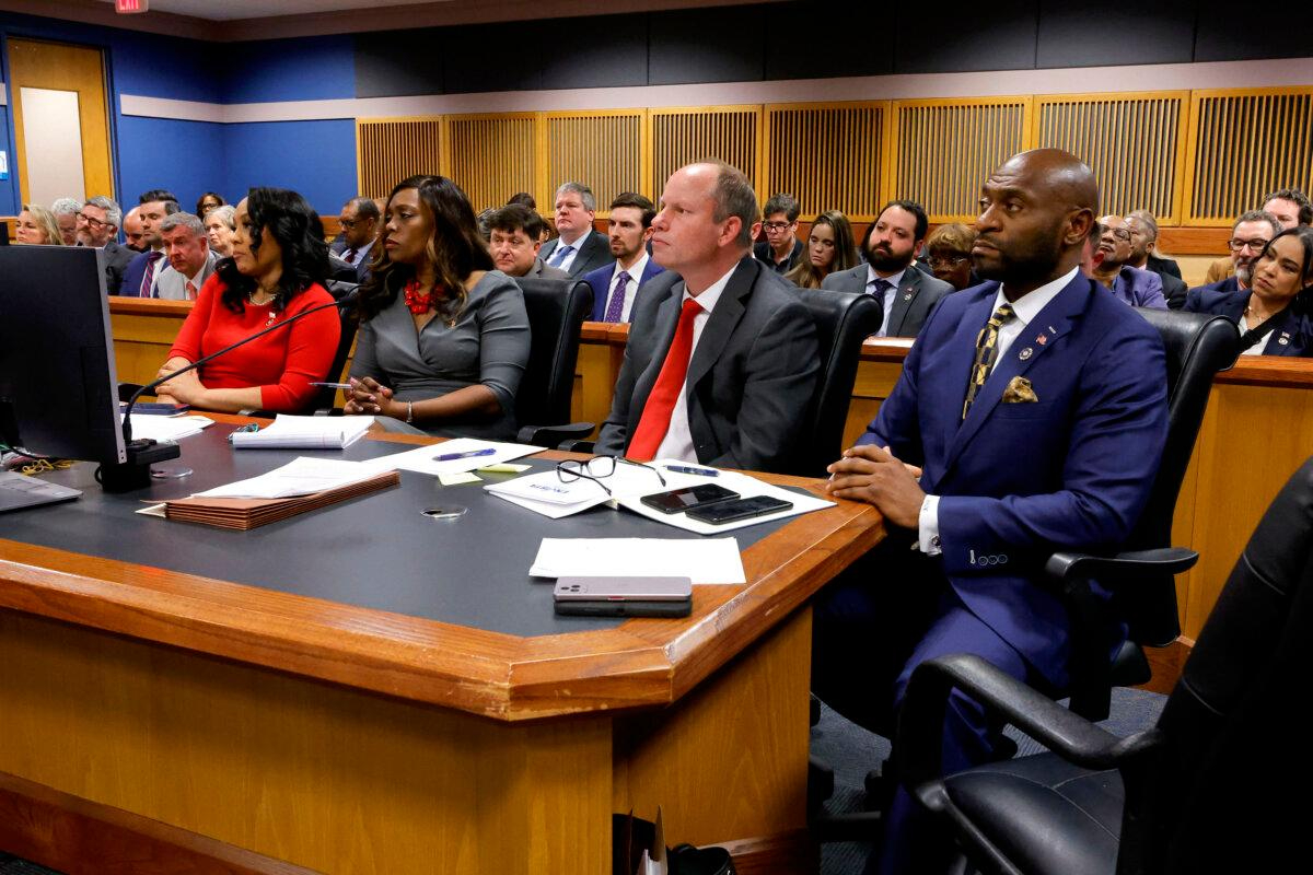 (De izquierda a derecha) Fani Willis, fiscal del condado de Fulton, Daysha Young, el abogado Andrew Evans y Nathan Wade escuchan durante una audiencia sobre el caso de interferencia electoral en Georgia, en Atlanta, el 1 de marzo de 2024. (Alex Slitz/Pool/AFP vía Getty Images)
