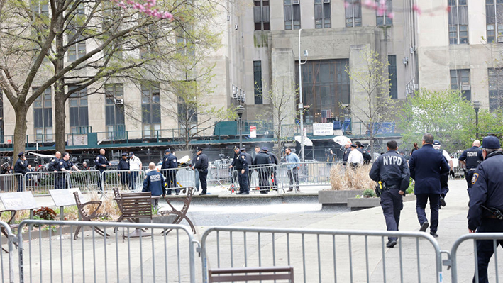 Paramédicos atienden a una persona que se prendió fuego cerca de la Corte Criminal de Manhattan el 19 de abril de 2024 en la ciudad de Nueva York.(Michael M. Santiago/Getty Images)
