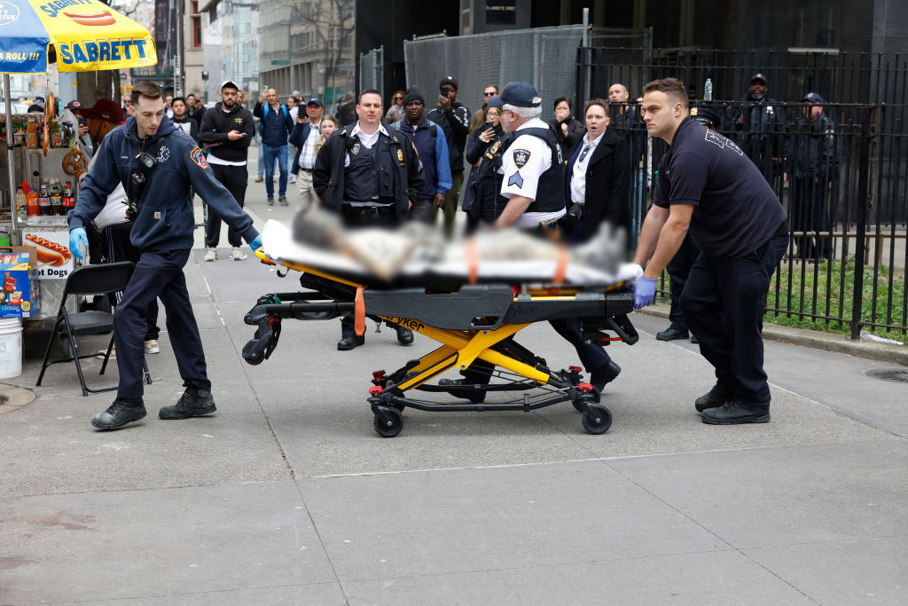 Paramédicos atienden a una persona que se prendió fuego cerca de la Corte Criminal de Manhattan el 19 de abril de 2024 en la ciudad de Nueva York. (Michael M. Santiago/Getty Images)