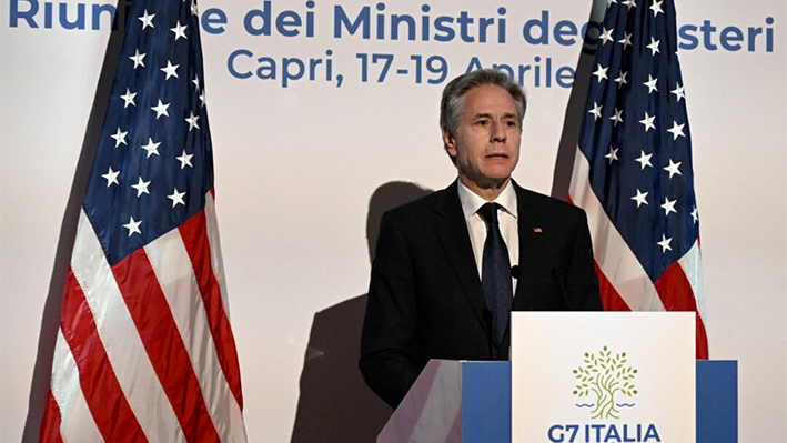 El secretario de Estado estadounidense Antony Blinken ofrece una rueda de prensa el último día de la reunión de ministros de Asuntos Exteriores del G7 en la isla de Capri, el 19 de abril de 2024. (Tiziana FABI / AFP)
