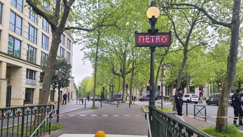 En la imagen, una calle cortada en las inmediaciones del consulado de Irán en París, Francia, el 19 de abril de 2024, con motivo de la detención policial de un hombre que amenazaba con atentar en dicho edificio con un supuesto dispositivo explosivo que resultó ser inexistente. EFE/Edgar Sapiña Manchado