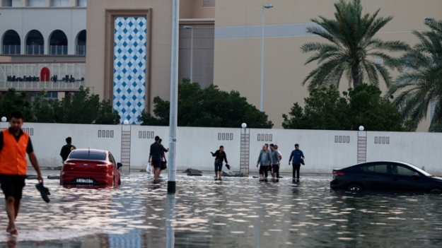 Inusual espectáculo de cielo verde dejan las históricas lluvias en Dubai