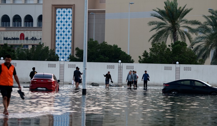 Imagen de una calle inundada de Dubái, Emiratos Árabes Unidos. (EFE/EPA/ALI HAIDER)