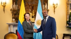 Cancilleres de Colombia y Argentina se reúnen en Bogotá y zanjan crisis diplomática