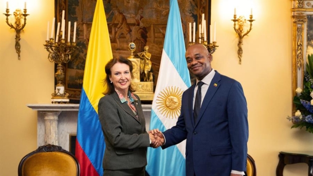 Cancilleres de Colombia y Argentina se reúnen en Bogotá y zanjan crisis diplomática