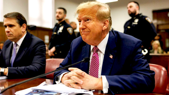 El expresidente Donald Trump se sienta en la mesa del acusado durante su juicio penal mientras continúa la selección del jurado en el Tribunal Penal de Manhattan en la ciudad de Nueva York el 19 de abril de 2024. (Sarah Yenesel/Pool vía Getty Images)