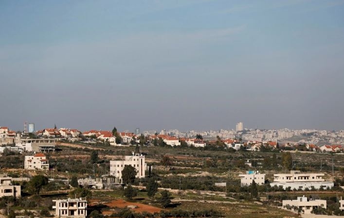 Casas palestinas cerca de un asentamiento israelí al fondo, cerca de Ramala, en Cisjordania, el 11 de enero de 2021. (Mohamad Torokman/Reuters)