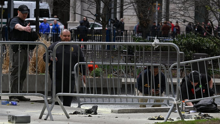 Investigadores inspeccionan el lugar en el parque frente a la Corte Criminal de Manhattan en Nueva York después de que un hombre se prendiera fuego, en Nueva York, el 19 de abril de 2024. (Angela Weiss/AFP/Getty Images)
