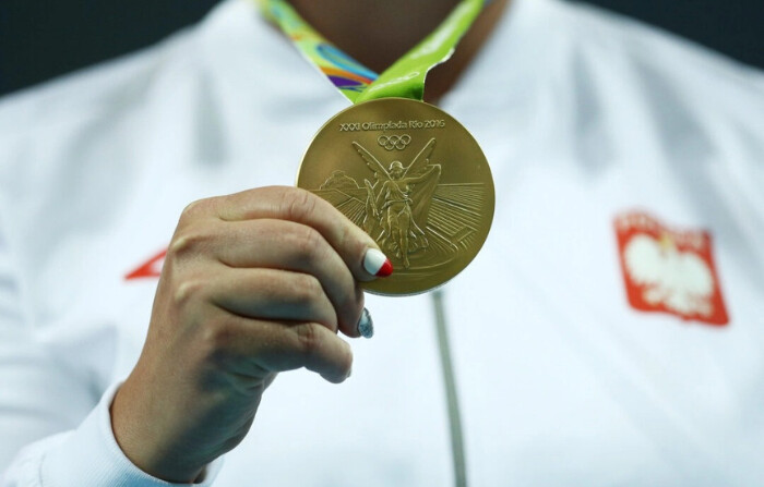 La medallista de oro Anita Wlodarczyk, de Polonia, posa en el podio durante la ceremonia de entrega de medallas del lanzamiento de martillo femenino en el décimo día de los Juegos Olímpicos de Río 2016 en el Estadio Olímpico el 15 de agosto de 2016. (Patrick Smith/Getty Images)
