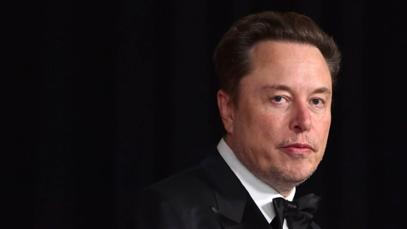 Elon Musk llega a la ceremonia de entrega del 10º Premio Breakthrough en el Academy Museum of Motion Pictures de Los Ángeles el 13 de abril de 2024. (Jordan Strauss/Invision/AP)
