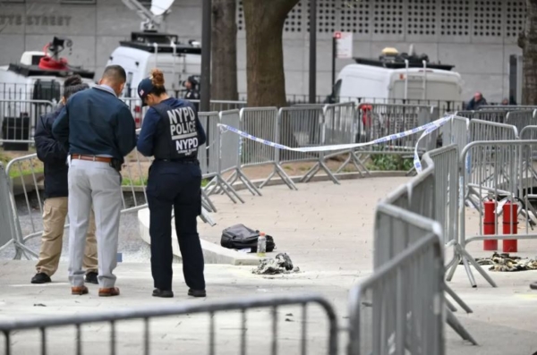 Agentes de la ley investigan la escena después de que un hombre supuestamente se prendiera fuego en el parque frente a la Corte Penal de Manhattan durante el juicio del expresidente de Estados Unidos Donald Trump, en la ciudad de Nueva York el 19 de abril de 2024. (Angela Weiss / AFP vía Getty Images)
