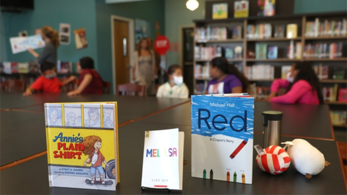 Libros LGBTQ+ donados se muestran en la biblioteca de la Escuela Primaria Nystrom en Richmond, California, el 17 de mayo de 2022. (Justin Sullivan/Getty Images)
