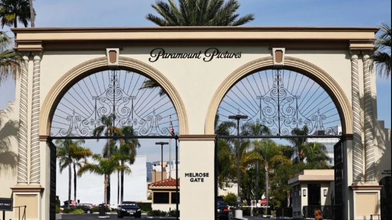 El logotipo de Paramount Pictures se muestra delante de los estudios Paramount en Los Ángeles, California, el 31 de enero de 2024. (Mario Tama/Getty Images)