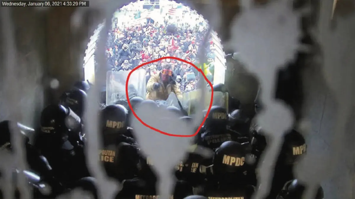Una imagen de las cámaras de seguridad muestra a Scott Miller enfrentándose a la policía en la entrada del Capitolio de Estados Unidos, el 6 de enero de 2021. (DOJ)