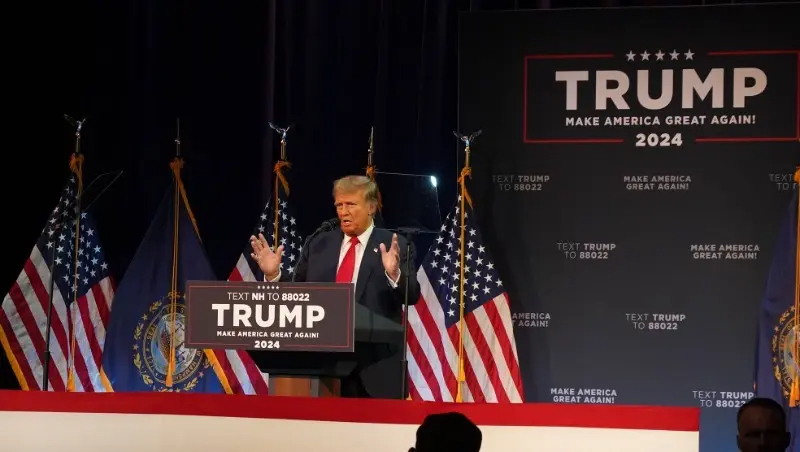 El expresidente Donald Trump habla en un mitin en el Rochester Opera House en Rochester, New Hampshire, el 21 de enero de 2024. (Gary Du para The Epoch Times)