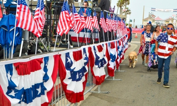 La gente llegando al 119.º Desfile del 4 de Julio en Huntington Beach, California, el 4 de julio de 2023. (Alex Lee/The Epoch Times)