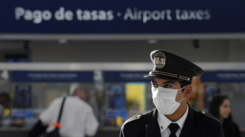 Un guardia de seguridad lleva una mascarilla en el aeropuerto internacional de Ezeiza, en Buenos Aires (Argentina), el 29 de abril de 2009. (Daniel Garcia/AFP vía Getty Images)