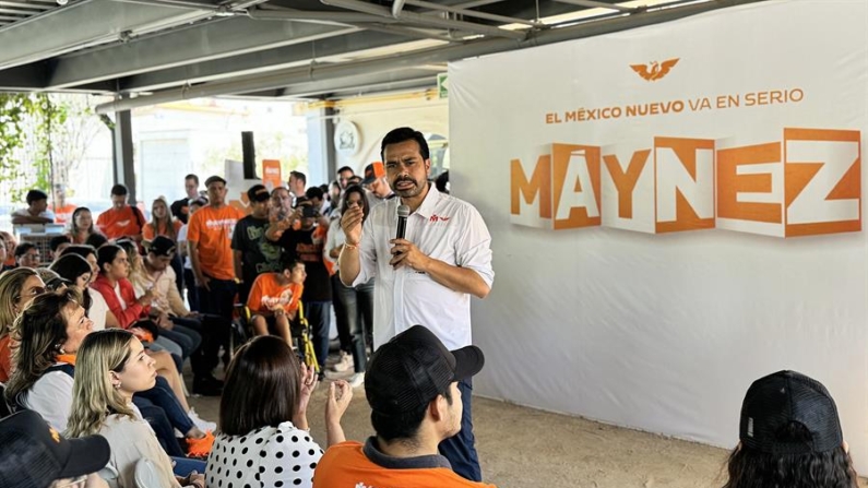 El candidato presidencial del opositor Movimiento Ciudadano (MC), Jorge Álvarez Máynez, fue registrado este sábado 20 de abril de 2024, durante un acto de campaña, en la ciudad de Hermosillo (Sonora, México). EFE/Daniel Sánchez