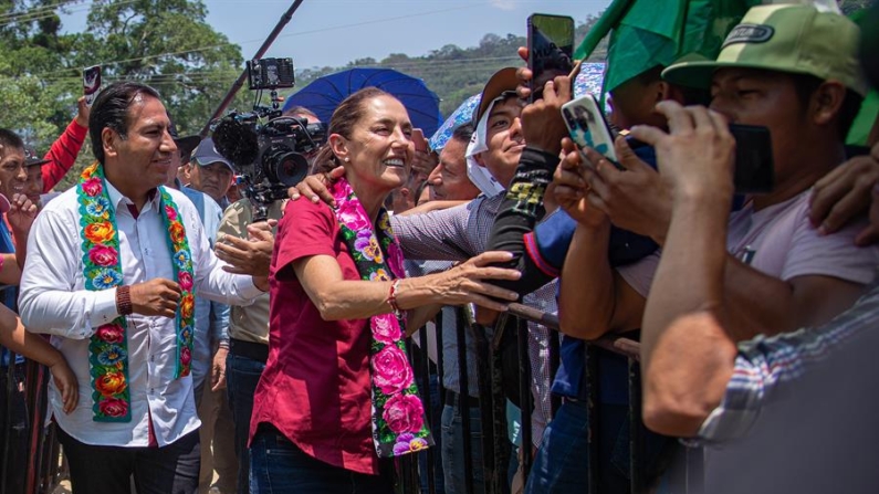 La candidata presidencial del oficialismo mexicano, Claudia Sheinbaum (c), saluda a simpatizantes a su llegada para un acto este sábado 20 de abril de 2024 en el municipio de Tila, estado de Chiapas (México). EFE/Carlos López