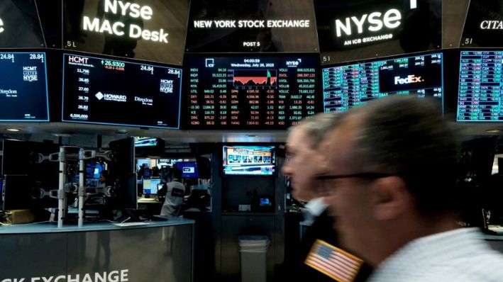 Los corredores trabajan en el piso de la Bolsa de Valores de Nueva York (NYSE) en la ciudad de Nueva York, el 26 de julio de 2023. (Spencer Platt/Getty Images)