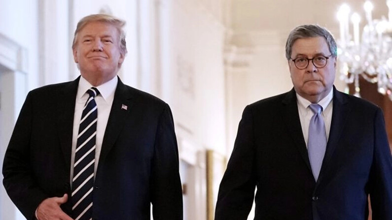 El presidente Donald Trump (izq.) y el fiscal general William Barr llegan juntos al Salón Este de la Casa Blanca, el 22 de mayo de 2019. (Chip Somodevilla/Getty Images)
