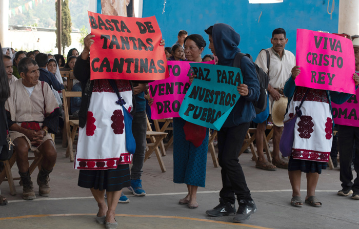 Pobladores se manifiestan para exigir un alto a la inseguridad este sábado, en el municipio de Chalchihuitán, estado de Chiapas, México. Cientos de indígenas mayas tzotziles protestaron este sábado para exigir un freno al narcotráfico y mayor acción de las autoridades ante la violencia en Chiapas, estado de la frontera sur de México donde los cárteles de la droga se disputan el control. (EFE/Carlos López)