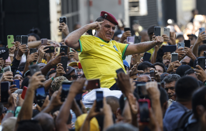 El expresidente brasileño Jair Bolsonaro participa en un acto multitudinario con simpatizantes en Río de Janeiro, Brasil. (EFE/ Antonio Lacerda)