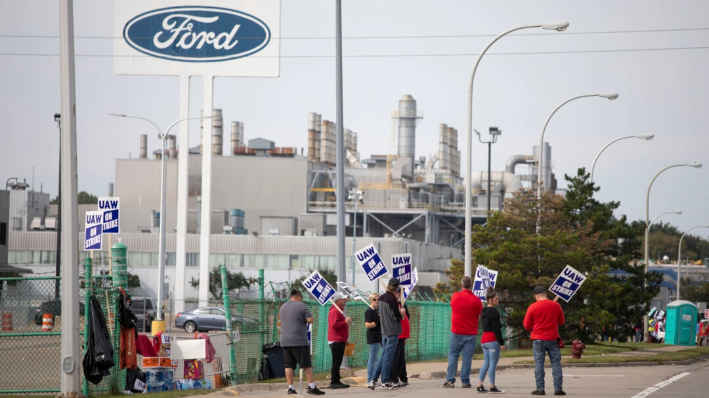 Miembros de United Auto Workers en huelga en la planta de montaje de Ford Michigan en Wayne, Michigan, el 16 de septiembre de 2023. (Bill Pugliano/Getty Images)