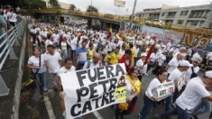 ¡Fuera Petro! Se escucha gritar a una multitud de manifestantes en Colombia
