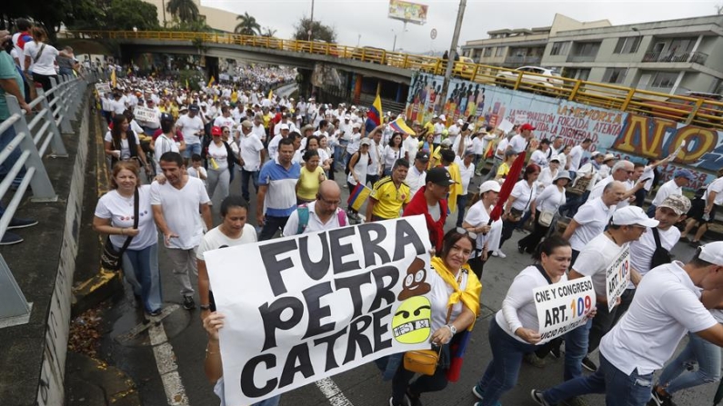 Manifestantes opositores al gobierno del presidente Gustavo Petro marcha este domingo en Cali, Colombia. (Ernesto Guzmán
/EFE)