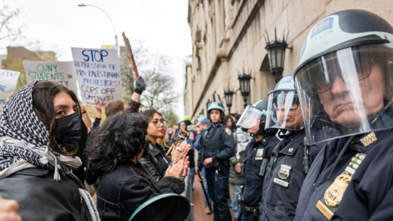 Estudiantes y activistas propalestinos se enfrentan a la policía mientras se reúnen frente a la Universidad de Columbia para protestar por la postura de la universidad respecto a Israel el 18 de abril de 2024 en Nueva York. (Spencer Platt/Getty Images)
