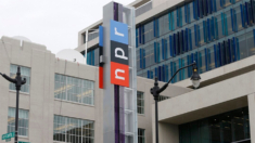 Editor de NPR que criticó a la empresa renunció tras ser suspendido