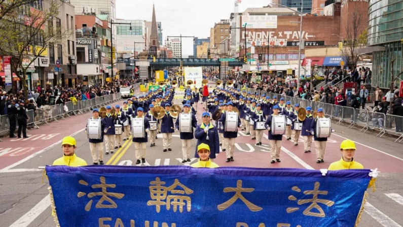 Practicantes de Falun Gong asisten a un desfile para pedir el fin de la persecución contra su fe en China, en el barrio de Flushing de Queens, Nueva York, el 21 de abril de 2024. (Larry Dye/The Epoch Times)