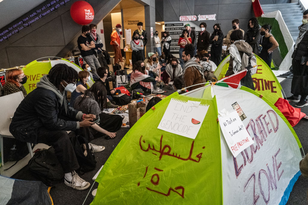 Activistas estudiantiles instalan un campamento de protesta en apoyo a Palestina dentro de la New School el 21 de abril de 2024 en la ciudad de Nueva York. (Stephanie Keith/Getty Images)