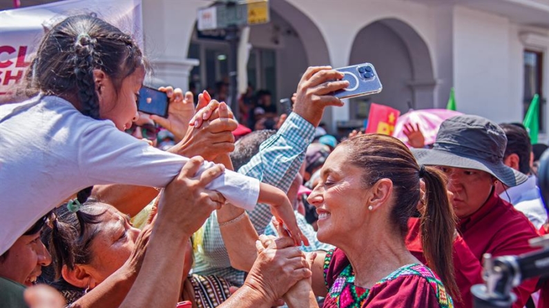 La candidata presidencial del oficialismo, Claudia Sheinbaum, participa este domingo 21 de abril de 2024, durante un acto político en el municipio de Comitán, en el estado de Chiapas (México). EFE/Carlos López