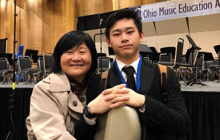 Una foto reciente de la Sra. Chen y su hijo en Ohio. (Cortesía de Lijun Liu)