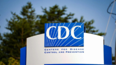Correos sobre vacunas COVID-19: Aquí lo que los CDC ocultaron en sus versiones tachadas