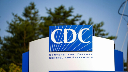 Correos sobre vacunas COVID-19: Aquí lo que los CDC ocultaron en sus versiones tachadas