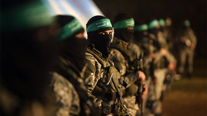 Miembros de las Brigadas Ezzedine al-Qassam, brazo armado del grupo terrorista Hamás, participan en una concentración en la ciudad de Gaza, el 31 de enero de 2016. (Mahmud Hams/AFP vía Getty Images)
