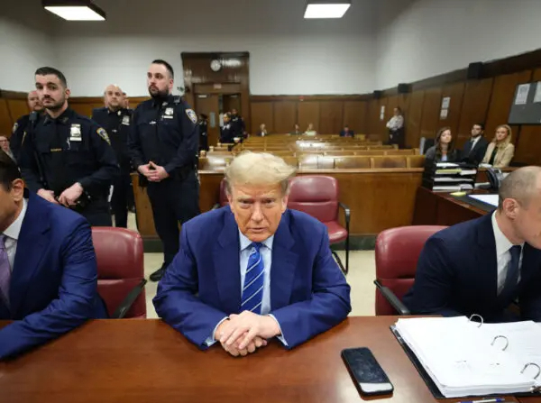 El expresidente Donald Trump asiste a la selección del jurado en el segundo día de su juicio en el Tribunal Penal de Manhattan, el 16 de abril de 2024. (Curtis Means-Pool/Getty Images)
