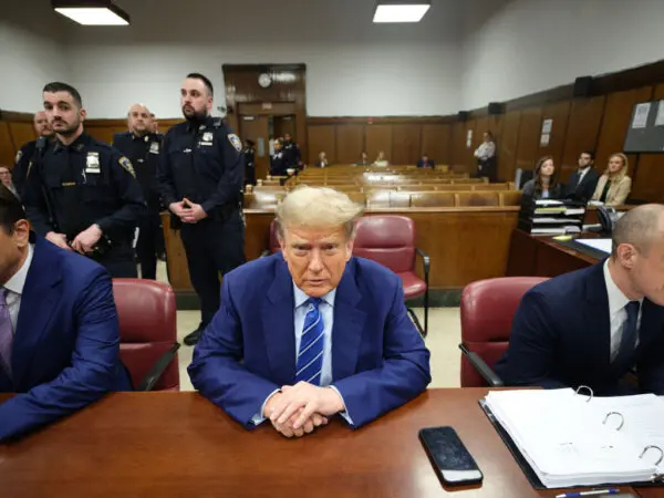 El expresidente Donald Trump asiste a la selección del jurado en el segundo día de su juicio en el Tribunal Penal de Manhattan, el 16 de abril de 2024. (Curtis Means-Pool/Getty Images)