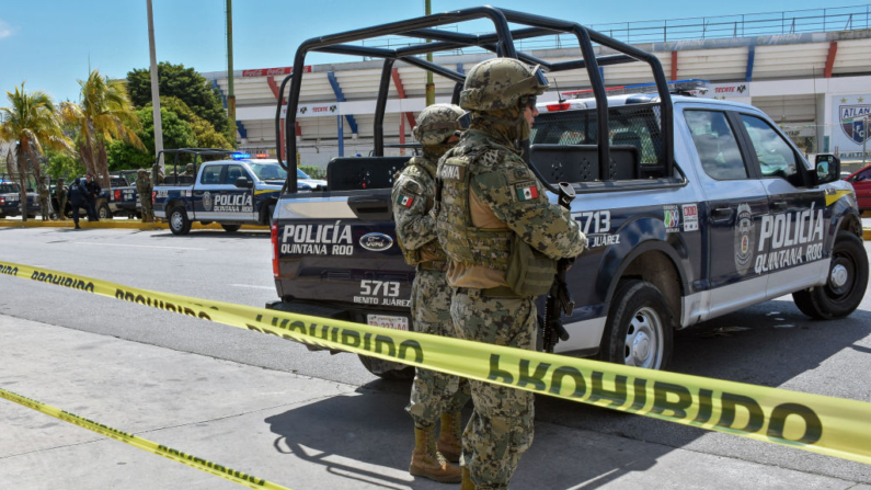 Miembros de la Marina Armada de México y policías resguardan las oficinas de la procuraduría local tras el rescate de 25 personas secuestradas en Cancún, estado de Quintana Roo, México, el 3 de julio de 2019. (Elizabeth Ruiz/AFP vía Getty Images)