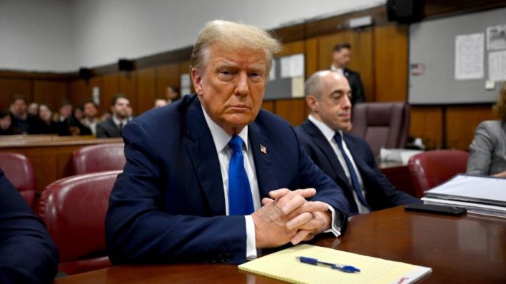 El expresidente y candidato presidencial republicano Donald Trump observa en la Corte Penal de Manhattan durante su juicio en Nueva York, el 22 de abril de 2024. (Angela Weiss/Pool/AFP vía Getty Images)