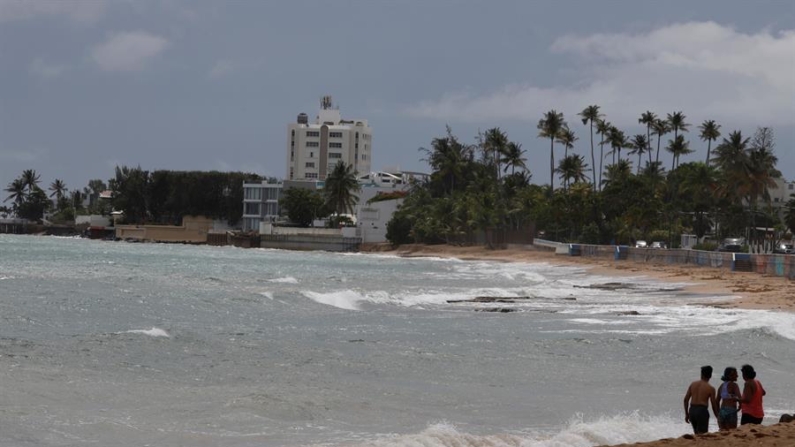 Varias personas acuden a una playa en San Juan (Puerto Rico). Imagen de archivo. EFE/ Thais Llorca