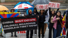 Activistas y estudiantes de Harvard interrumpen discurso de embajador chino sobre derechos humanos