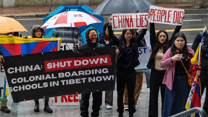 Manifestantes sostienen pancartas y carteles con mensajes en la Escuela Kennedy de Harvard en Cambridge, Massachusetts, el 20 de abril de 2024. (Learner Liu/The Epoch Times)
